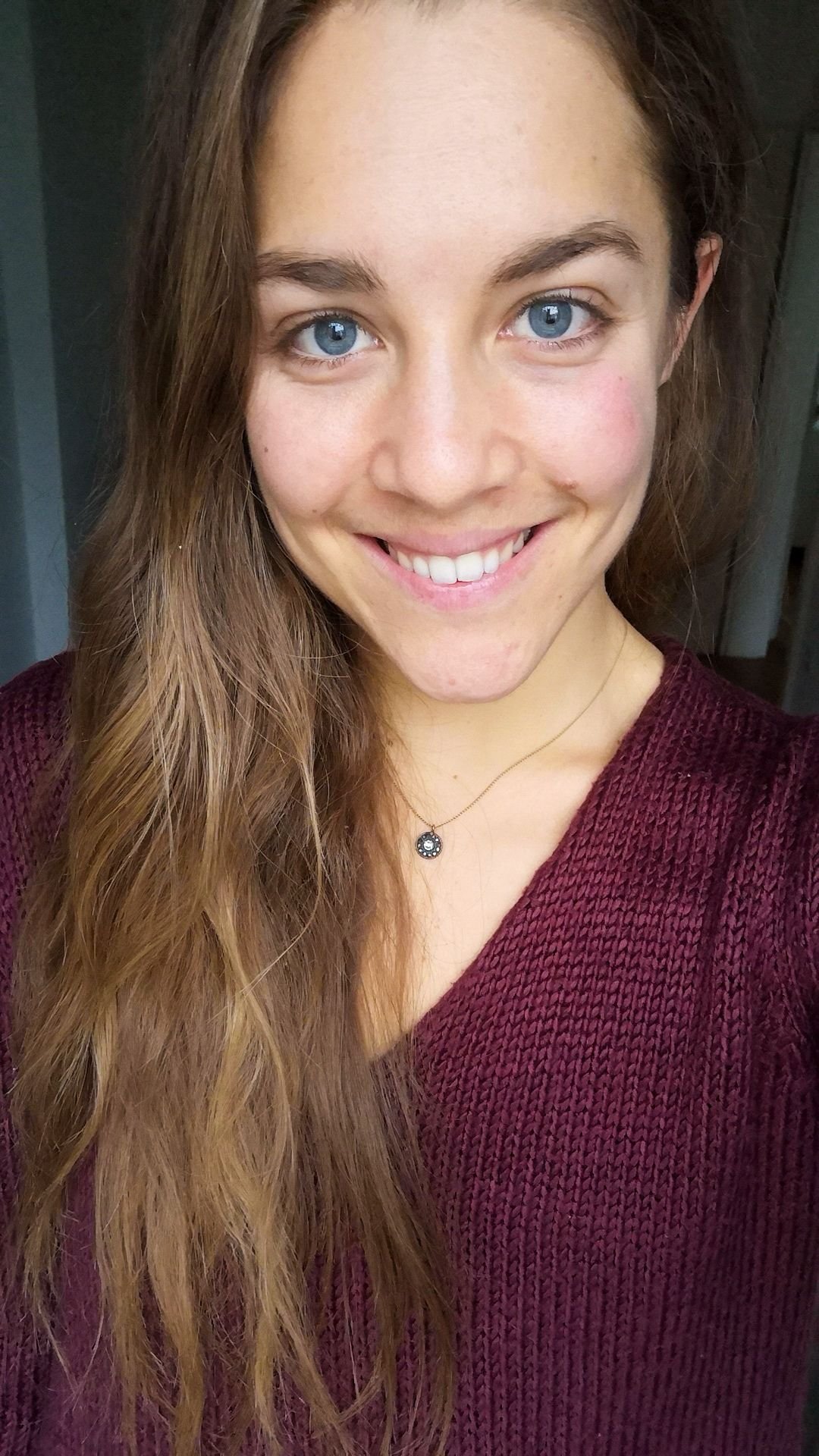 Frau (Sarah) lächelt in die Kamera